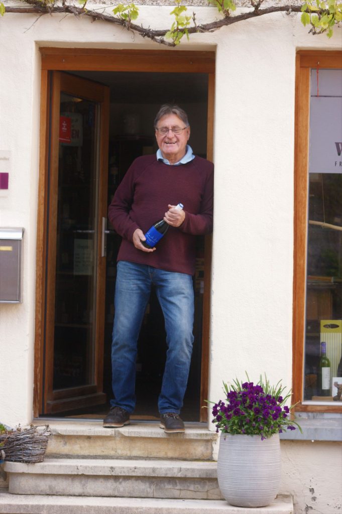 Georg Djuga in der Tür der Weinflaschnerei